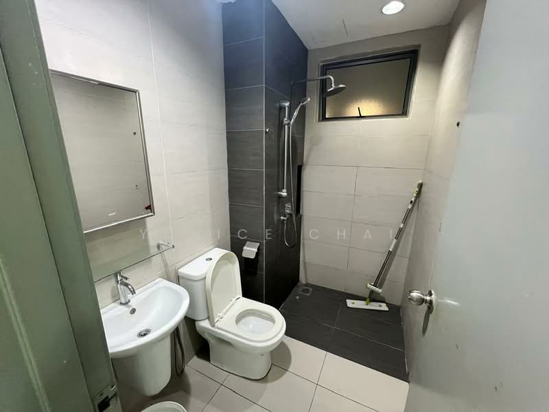 Servis Apartment untuk Disewa di Cybersquare - Yunice Chai - Bathroom - PropertyGuru.com.my