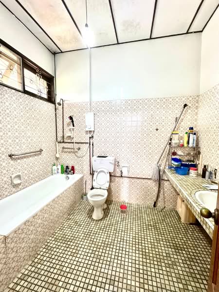 Bungalow for Sale in Seksyen 12 (Shah Alam) - Azizol . - Bathroom - PropertyGuru.com.my