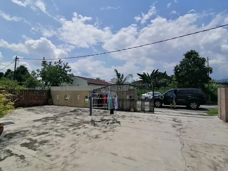 Bungalow for Sale in Rawang (Selangor) - Evelyn Khoo - Car Porch - PropertyGuru.com.my