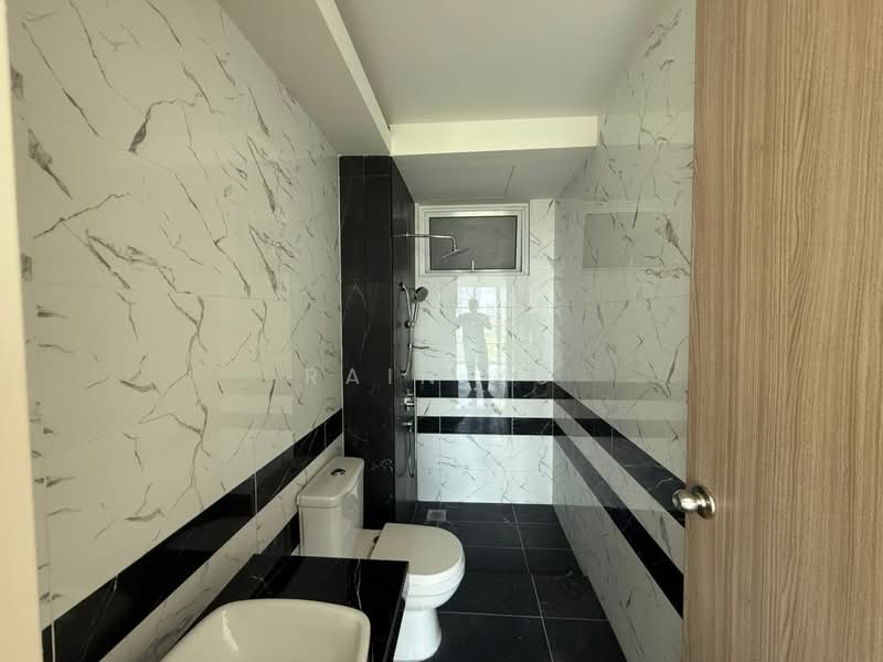 Kondominium untuk Dijual di QuayWest Residence - Rain Yu - Master Bathroom - PropertyGuru.com.my