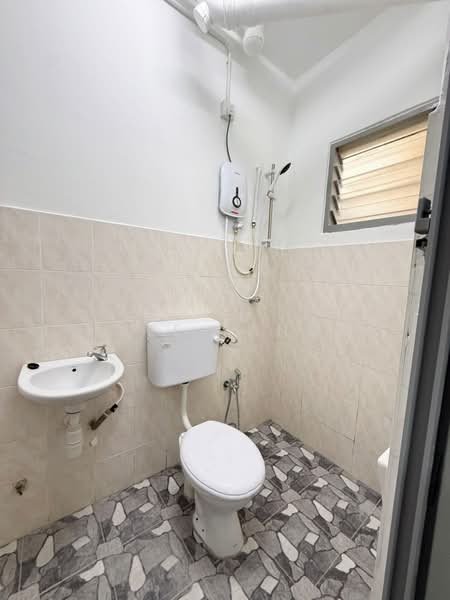Apartment for Rent at Pangsapuri Cemara - Yee Fang - Bathroom - PropertyGuru.com.my