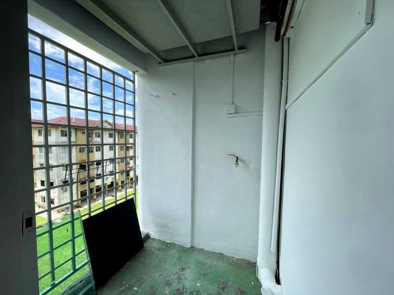 Rumah Flat untuk Dijual di Taman Mutiara Rini - Calvin Lee - Balcony - PropertyGuru.com.my