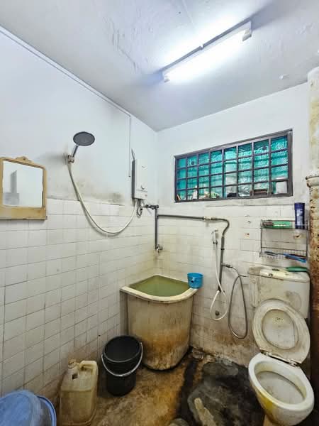 Rumah Teres 2 Tingkat untuk Dijual di Taman Perling (Perling) - Leo SK - Bathroom - PropertyGuru.com.my