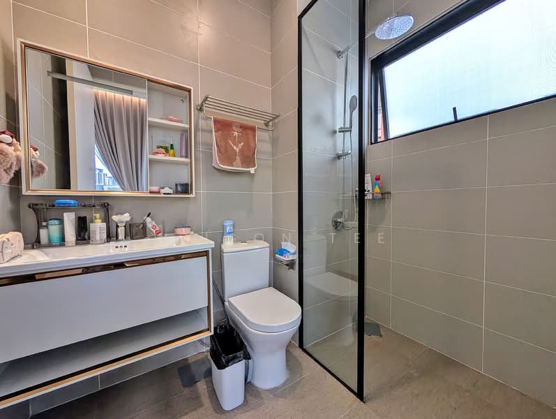 Kondominium untuk Dijual di 18 Madge - Wilson Tee - Bathroom - PropertyGuru.com.my