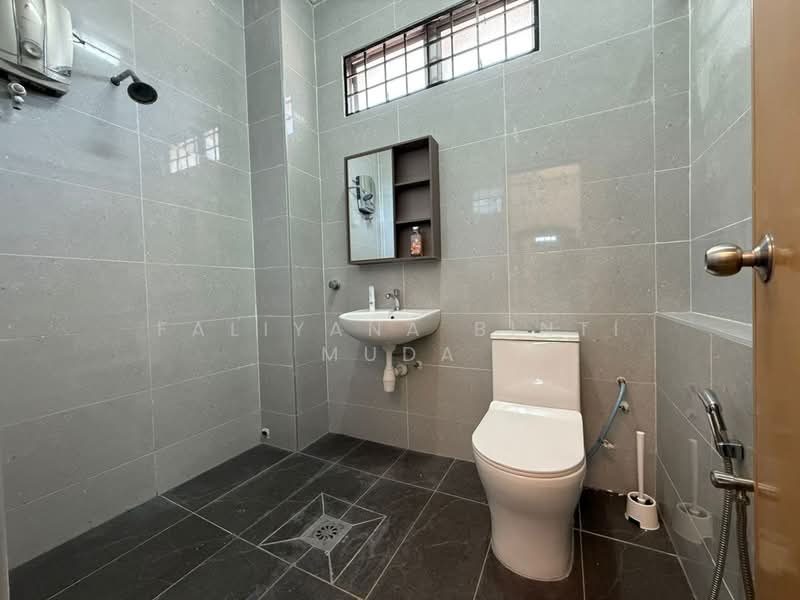Rumah Teres 2 Tingkat untuk Dijual di Seksyen 8 (Kota Damansara) - Faliyana binti Muda - Bathroom - PropertyGuru.com.my
