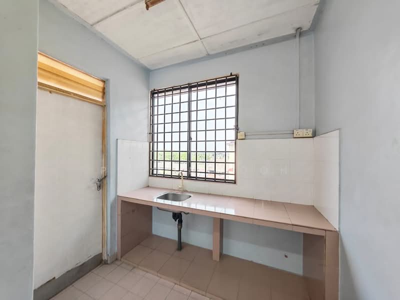 Flat for Sale at Taman Daya - Jalan Nibong 28 - Pauline Goh - Kitchen - PropertyGuru.com.my