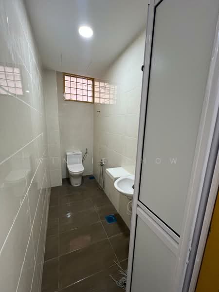 Kedai untuk Disewa di Kota Kemuning (Shah Alam) - Winnie Chow - Bathroom - PropertyGuru.com.my