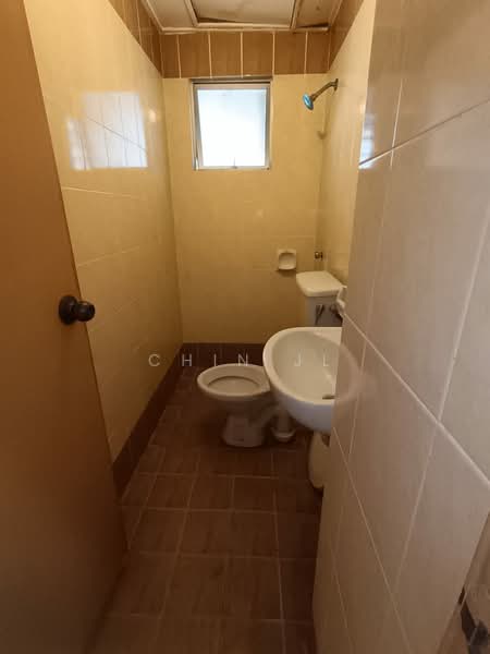 Pangsapuri untuk Dijual di Pangsapuri Persanda - Chin JL - Bathroom - PropertyGuru.com.my