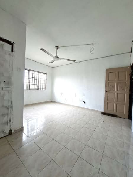 Apartment for Sale at Golden Villa - Yazila Sulaimi - Master bedroom - PropertyGuru.com.my