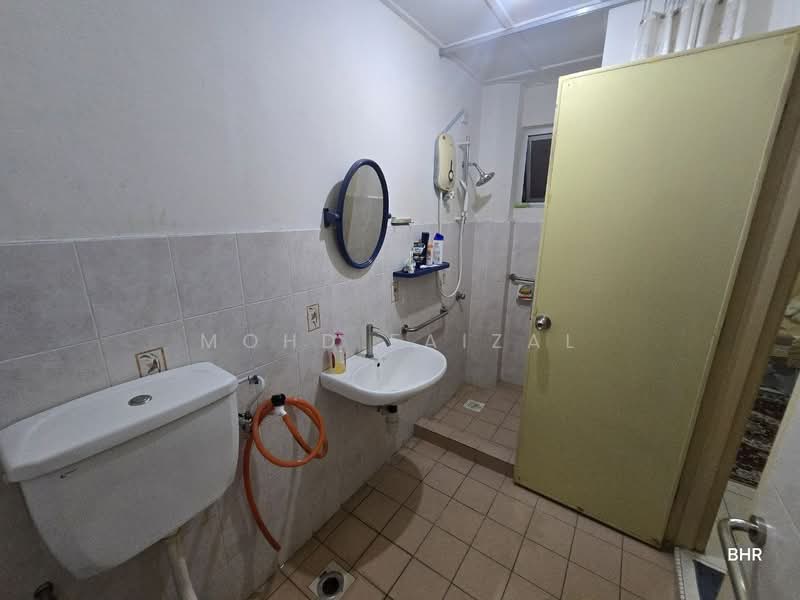 Rumah Berkembar untuk Dijual di Bandar Baru Bangi (Selangor) - Mohd Faizal - Bathroom - PropertyGuru.com.my