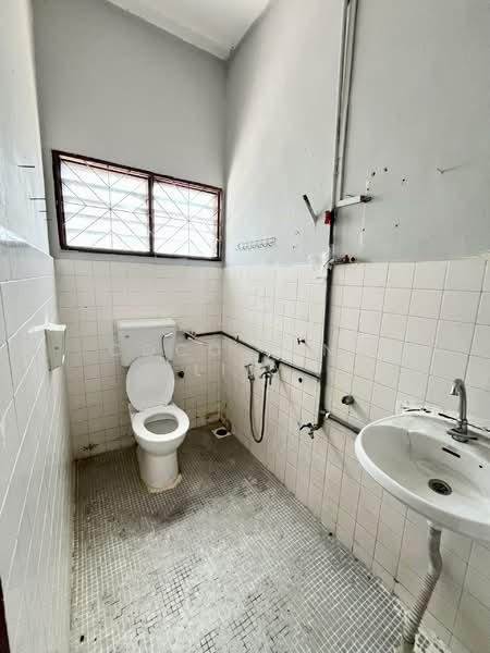 Rumah Teres 2 Tingkat untuk Dijual di Taman Johor Jaya (Johor Bahru) - Coco Feng Lily - Bathroom - PropertyGuru.com.my
