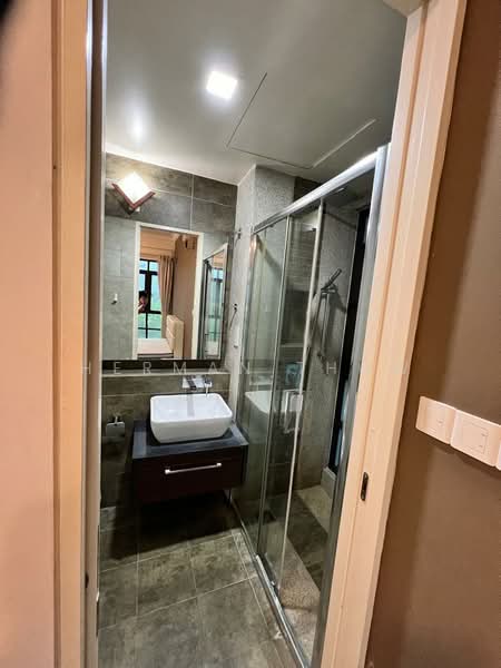 Servis Apartment untuk Dijual di Isola - Herman Thow - Bathroom - PropertyGuru.com.my