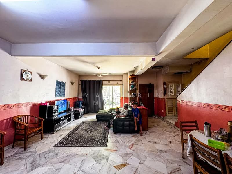2-storey Terraced House for Sale in Pjs 5 (Petaling Jaya) - Faliyana binti Muda - Living Room - PropertyGuru.com.my
