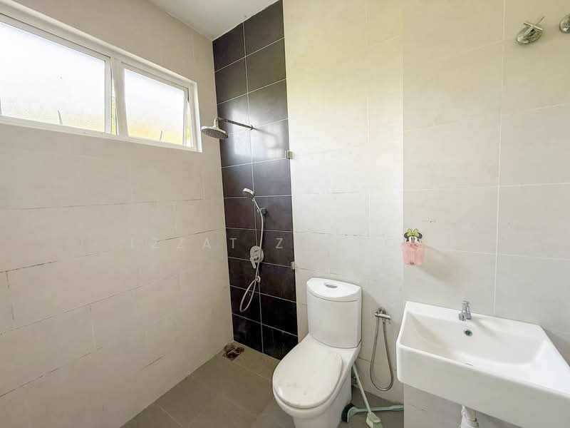 Bungalow for Sale in Sungai Merab (Dengkil) - Izzat Zamros - Bathroom - PropertyGuru.com.my