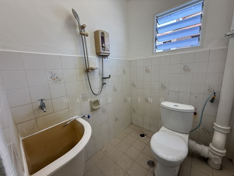 Semi-Detached House for Sale in Taman Brown (Gelugor) - Wayne Teng - Bathroom - PropertyGuru.com.my