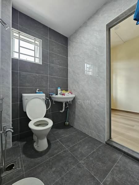 2-storey Terraced House for Sale in Taman Puteri Wangsa (Ulu Tiram) - Wil Mong - Bathroom - PropertyGuru.com.my