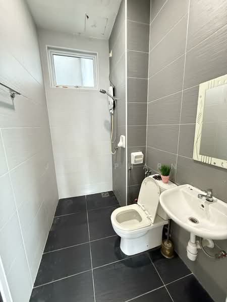 Service Residence for Rent at THE SENAI GARDEN (PANGSAPURI IMPIAN SENAI) - John Pharn - Bathroom - PropertyGuru.com.my