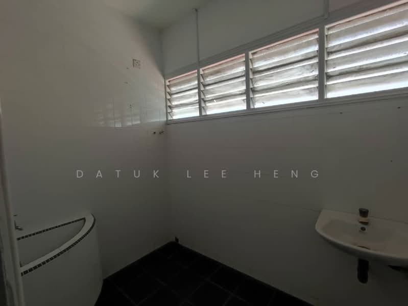 Rumah Berkembar untuk Dijual di Taman Chateau (Ipoh) - Datuk Lee Heng - Bathroom - PropertyGuru.com.my