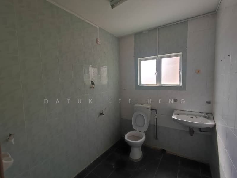 Rumah Berkembar untuk Dijual di Taman Chateau (Ipoh) - Datuk Lee Heng - Bathroom - PropertyGuru.com.my