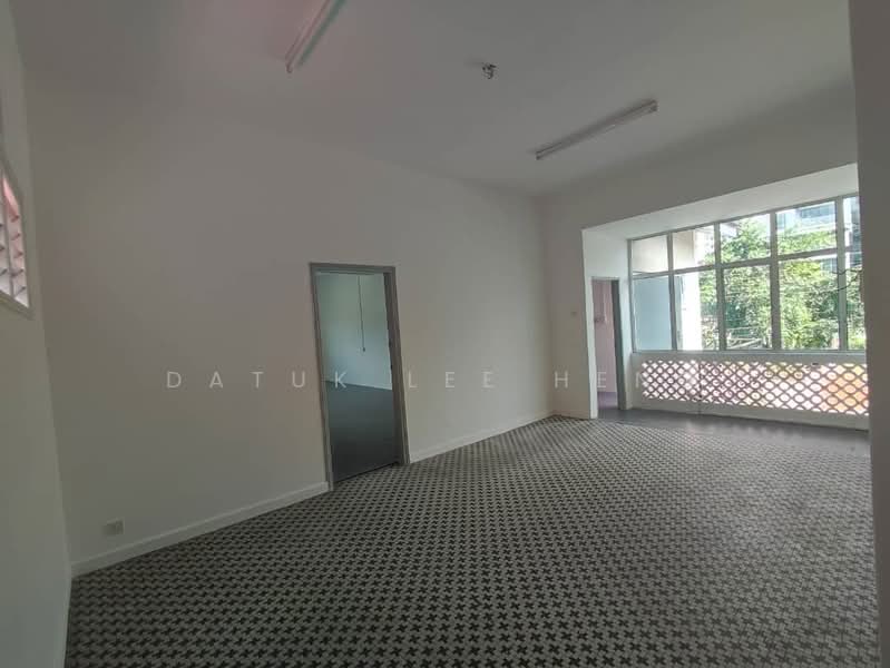 Rumah Berkembar untuk Dijual di Taman Chateau (Ipoh) - Datuk Lee Heng - Living Room - PropertyGuru.com.my