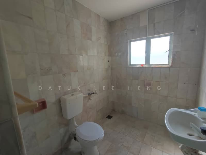 Rumah Berkembar untuk Dijual di Taman Chateau (Ipoh) - Datuk Lee Heng - Bathroom - PropertyGuru.com.my