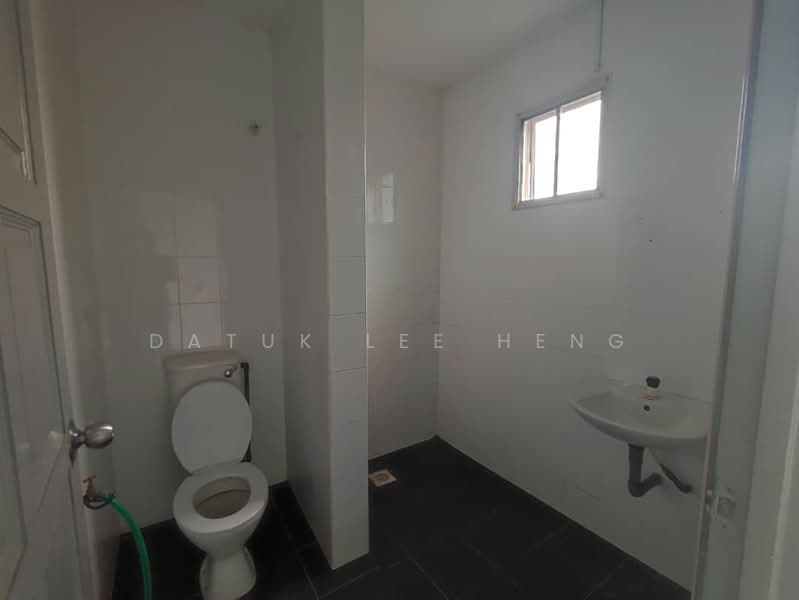 Rumah Berkembar untuk Dijual di Taman Chateau (Ipoh) - Datuk Lee Heng - Bathroom - PropertyGuru.com.my