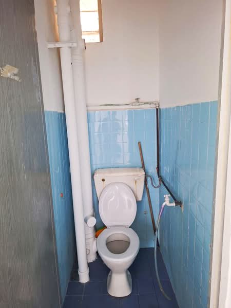 Rumah Flat untuk Disewa di Taman Bunga Merah - Jerry Tan - Bathroom - PropertyGuru.com.my
