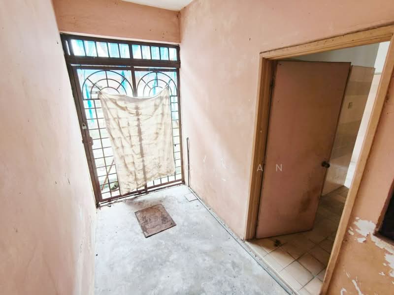 Rumah Teres 2 Tingkat untuk Dijual di Taman Mount Austin (Tebrau) - Bernice Gan - Entrance - PropertyGuru.com.my