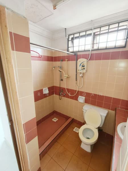 Rumah Teres 2 Tingkat untuk Dijual di Taman Mount Austin (Tebrau) - Bernice Gan - Bathroom - PropertyGuru.com.my