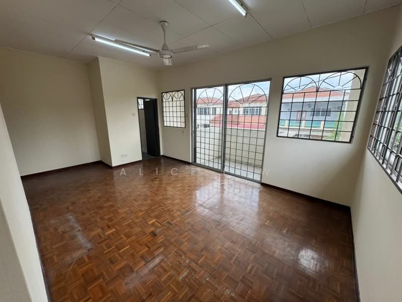 2-storey Terraced House for Sale in Taman Garing Utama (Rawang) - Alice Low - Living Room - PropertyGuru.com.my