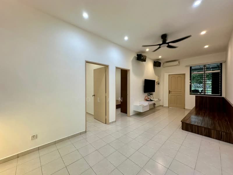 Rumah Teres 1 Tingkat untuk Disewa di Taman Mount Austin (Tebrau) - Yoland . - Living Room - PropertyGuru.com.my