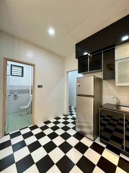 Rumah Teres 1 Tingkat untuk Disewa di Taman Mount Austin (Tebrau) - Yoland . - Kitchen - PropertyGuru.com.my