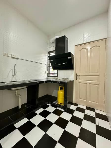 Rumah Teres 1 Tingkat untuk Disewa di Taman Mount Austin (Tebrau) - Yoland . - Kitchen - PropertyGuru.com.my
