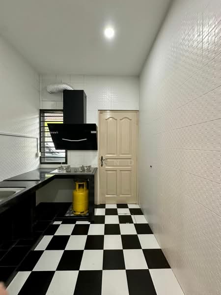 Rumah Teres 1 Tingkat untuk Disewa di Taman Mount Austin (Tebrau) - Yoland . - Kitchen - PropertyGuru.com.my