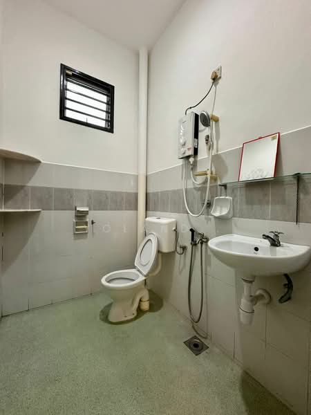 Rumah Teres 1 Tingkat untuk Disewa di Taman Mount Austin (Tebrau) - Yoland . - Bathroom - PropertyGuru.com.my