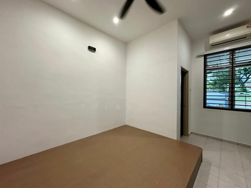 Rumah Teres 1 Tingkat untuk Disewa di Taman Mount Austin (Tebrau) - Yoland . - Bedroom - PropertyGuru.com.my
