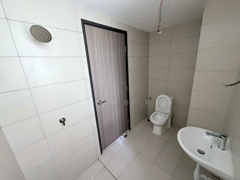Service Residence for Sale at Vista Tiara (MBW Bay) - Ee Fong Toh - Bathroom - PropertyGuru.com.my