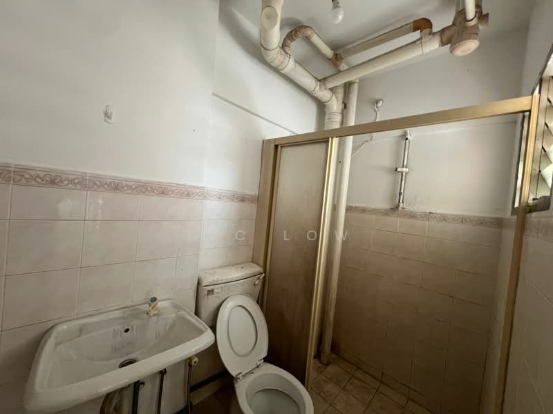 Kondominium untuk Dijual di Pelangi Indah Condominium - Nic Low - Bathroom - PropertyGuru.com.my