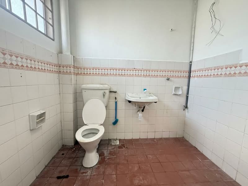 2-storey Terraced House for Sale in Bandar Country Homes (Rawang) - SK Luk - Bathroom - PropertyGuru.com.my