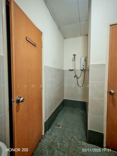 2-storey Terraced House for Sale in Bandar Country Homes (Rawang) - Zamani Ishak - Bathroom - PropertyGuru.com.my