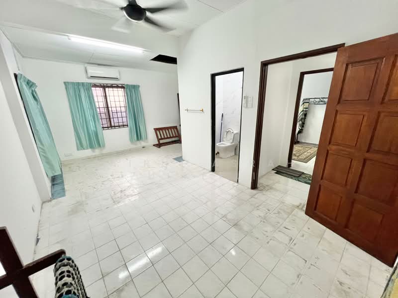 Semi-Detached House for Sale in Senawang (Negeri Sembilan) - Zairul Asrah Zulkefli - Bathroom - PropertyGuru.com.my