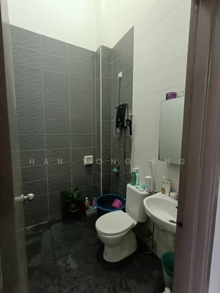 Rumah Teres 1 Tingkat untuk Dijual di Bandar Putra (Kulai) - Han Yong Ang - Bathroom - PropertyGuru.com.my