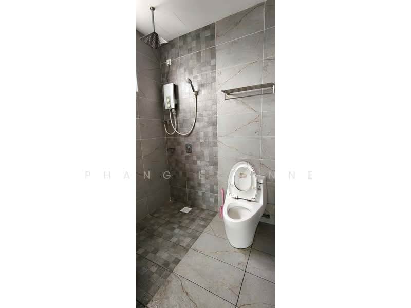 Service Residence for Sale at Pinnacle Tower - Phang Elainne - Bathroom - PropertyGuru.com.my