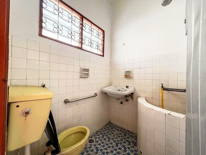 Rumah Teres 2 Tingkat untuk Dijual di Taman Morib (Banting) - Ilman Nahri - Bathroom - PropertyGuru.com.my