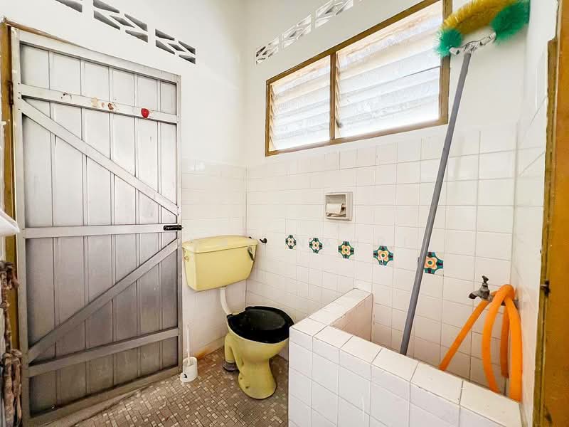 Rumah Teres 2 Tingkat untuk Dijual di Taman Morib (Banting) - Ilman Nahri - Bathroom - PropertyGuru.com.my