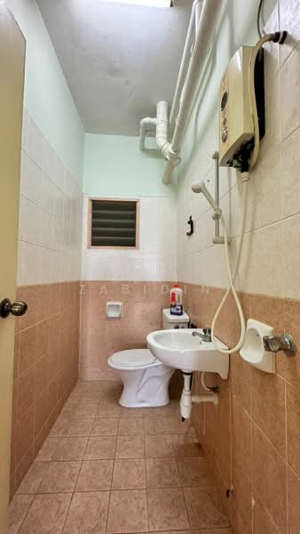 Pangsapuri untuk Disewa di Pangsapuri Permai Putera - Azri Zabidin - Bathroom - PropertyGuru.com.my