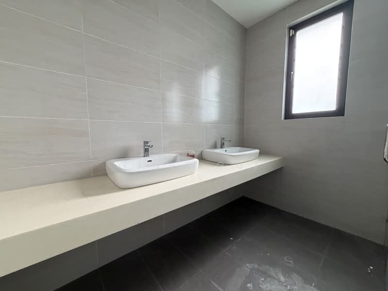 Rumah Berkembar untuk Dijual di D'Island (Puchong) - Ginie Gui - Master Bathroom - PropertyGuru.com.my