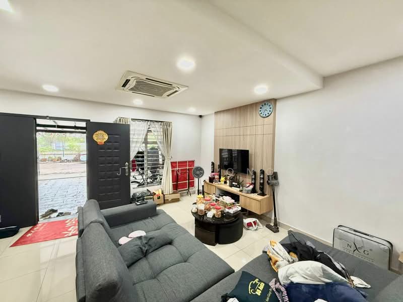 Rumah Teres 2 Tingkat untuk Dijual di Taman Setia Indah (Tebrau) - Joan Tong - Living Room - PropertyGuru.com.my