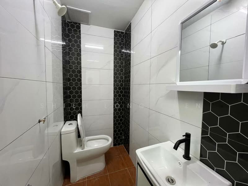 Rumah Teres 2 Tingkat untuk Dijual di Taman Desa Cemerlang (Ulu Tiram) - Shieh Long Chen - Bathroom - PropertyGuru.com.my