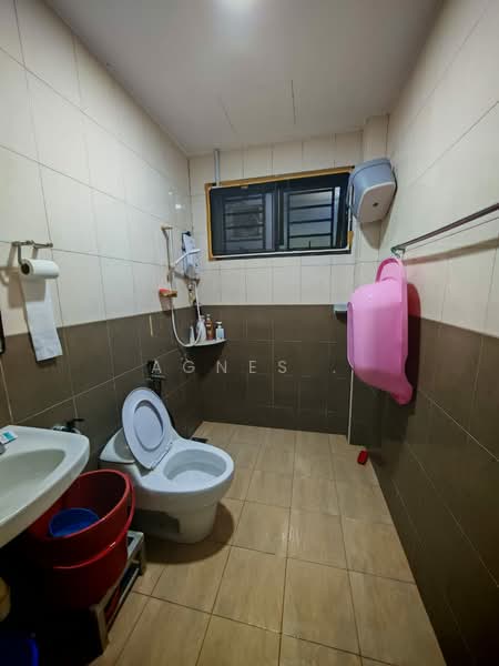 Semi-Detached House for Sale in Taman Johor Jaya (Johor Bahru) - Agnes . - Bathroom - PropertyGuru.com.my